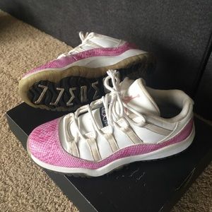 Jordan 11 Lows . Size 2.5Y